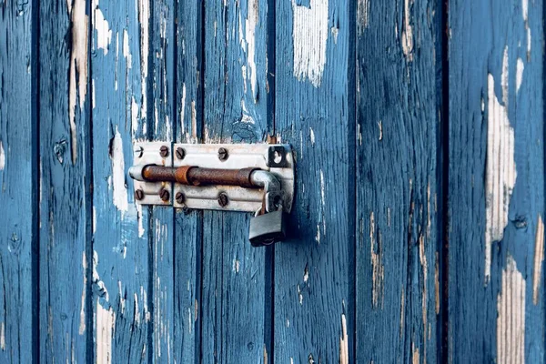 Ένα Λουκέτο Μια Ξεφλουδισμένη Μπλε Ξύλινη Πόρτα — Φωτογραφία Αρχείου