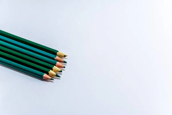 Zöld Ceruzák Elszigetelt Fehér Alapon — Stock Fotó