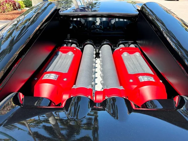 在美国波卡拉顿的一只黑色Bugatti中 有着红灰相间的美 — 图库照片