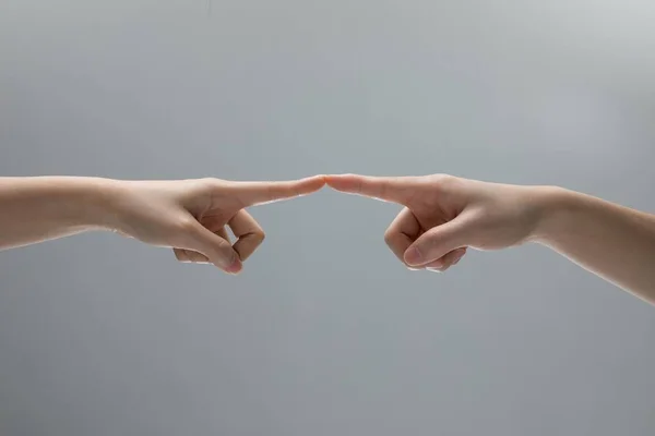 Schöne Aufnahme Zweier Hände Die Aufeinander Zeigen — Stockfoto