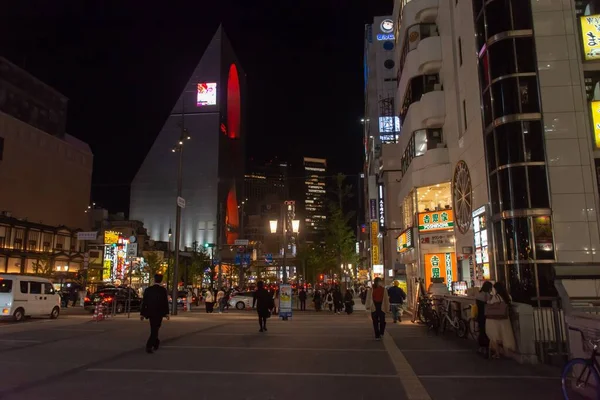 Ночная Уличная Жизнь Японии Множество Людей Проходит Мимо Высоких Зданий — стоковое фото