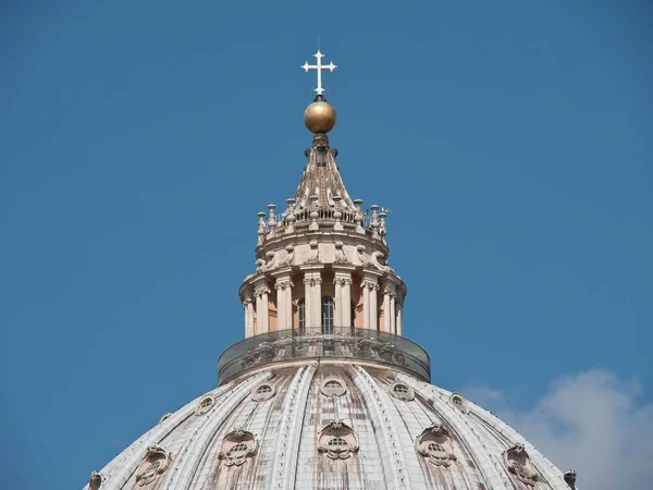 Złoty Krzyż Kopule Papieskiej Bazyliki Piotra Pod Błękitnym Niebem Watykanie — Zdjęcie stockowe