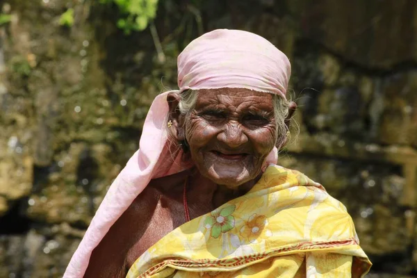 Stara Rolniczka Uśmiechnięta Podczas Stania Świeżym Powietrzu Gobichettipalayam Indie — Zdjęcie stockowe