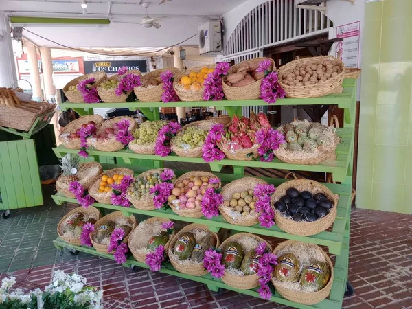 スペインのマラガの市場でバスケットに果物と緑の木の棚 — ストック写真
