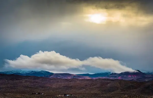 Sis Bulutlarla Kaplı Tepelerin Manzaralı Bir Görüntüsü — Stok fotoğraf