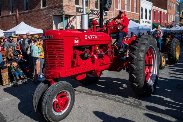 Vintage Traktor Kisvárosban Applefest Felvonulás — Stock Fotó