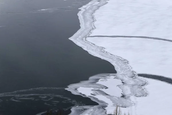 Sevan Gölü Nün Kışın Buz Tabakasının Altındaki Güzel Manzarası Gegharkunik — Stok fotoğraf