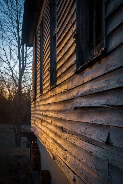 日出时乡村房屋的一堵旧木墙 — 图库照片