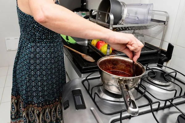 Una Hembra Preparando Tarta Queso Cocina — Foto de Stock