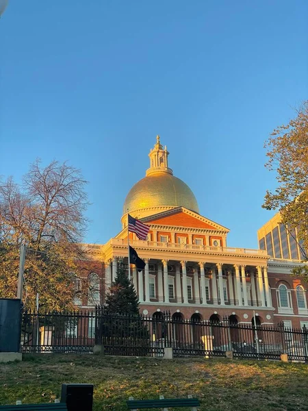 Eine Vertikale Aufnahme Des Massachusetts State House Herbst Zur Goldenen — Stockfoto