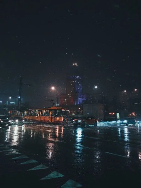 Вертикальный Снимок Городской Жизни Оживленном Городе Зимней Ночью Варшаве Польша — стоковое фото