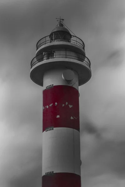 Vertikale Aufnahme Eines Leuchtturms Gegen Die Dunklen Wolken Auf Den — Stockfoto