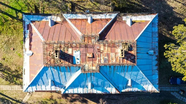 Yeşil Tarlada Paslı Çatısı Olan Eski Bir Binanın Havadan Görünüşü — Stok fotoğraf