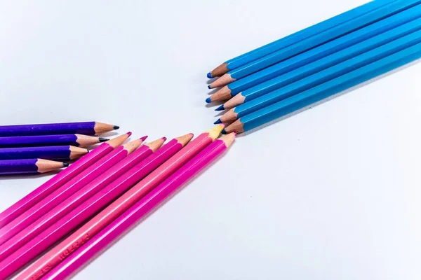 白色底色铅笔在白色背景下的一组彩色铅笔 — 图库照片