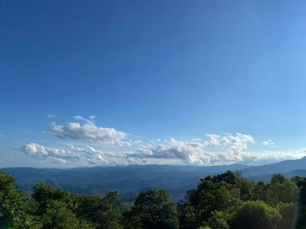 青空の下で山の風景の美しいショット — ストック写真