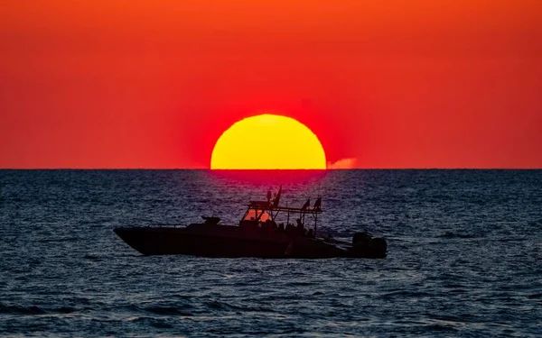 Uma Silhueta Barco Nadando Oceano Com Pôr Sol Vibrante Palm — Fotografia de Stock
