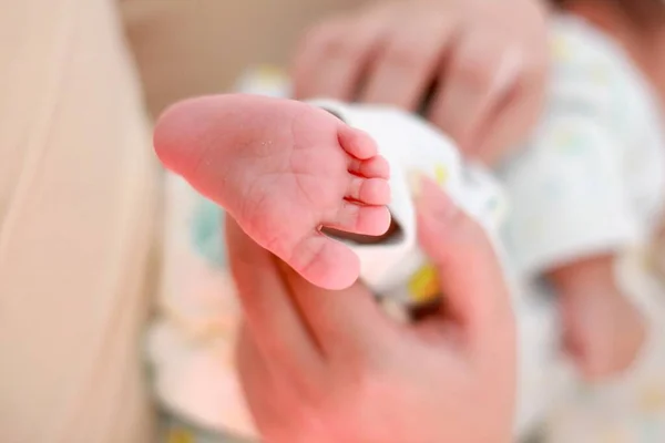 Vacker Utsikt Över Nyfödd Fot Mammas Hand — Stockfoto