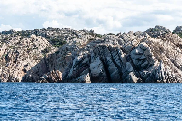 Mar Mediterrâneo Com Montanhas Rochosas Fundo Dia Ensolarado — Fotografia de Stock