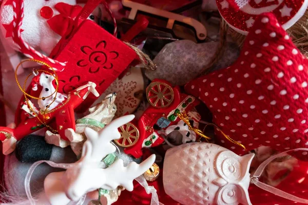 Primer Plano Adornos Decoraciones Navideñas Rojas Festivas —  Fotos de Stock