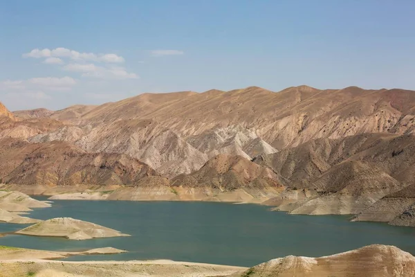 Пейзаж Азатского Водохранилища Между Горами — стоковое фото