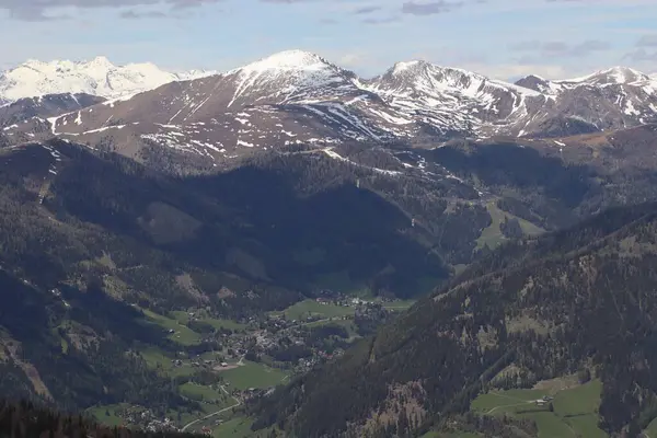 Eine Luftaufnahme Einer Wunderschönen Landschaft Voller Berge Und Täler — Stockfoto