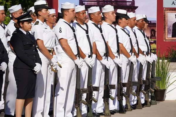 メキシコ海軍 チャプルペペのメキシコの旗の日の市民式典中の軍隊 — ストック写真