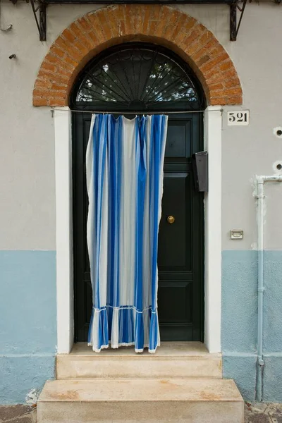 Uma Porta Coberta Com Uma Cortina Azul Burano Itália — Fotografia de Stock