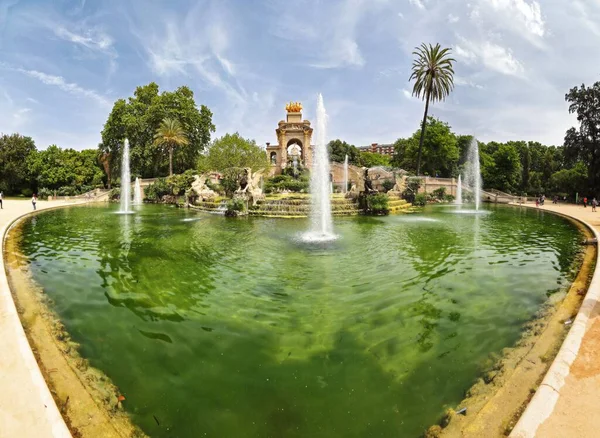 スペインのバルセロナで晴れた日に噴水のあるパルク シウタデッラの美しい景色 — ストック写真