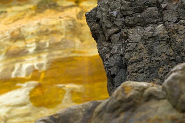 Zbliżenie Skalistych Klifów Kamieni Pod Wodą — Zdjęcie stockowe