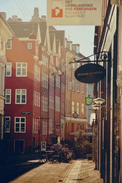 Ένα Κάθετο Από Όμορφα Πολύχρωμα Κτίρια Ένα Δρόμο Στην Κοπεγχάγη — Φωτογραφία Αρχείου