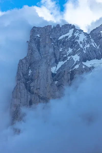 Вершина Верхівки Веттерхорну Швейцарських Альп Оточена Димними Хмарами — стокове фото