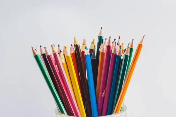 Beyaz Arkaplana Karşı Bir Dizi Renkli Kalem — Stok fotoğraf