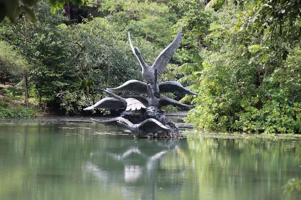 Une Statue Cygnes Volants Capturée Dans Lac Des Cygnes Dans — Photo