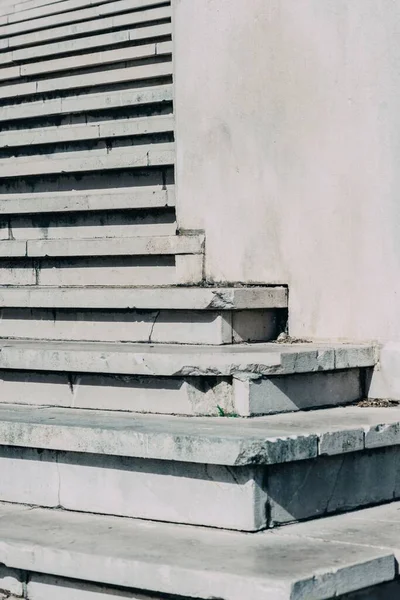 Вертикальный Снимок Серой Выветриваемой Лестницы — стоковое фото