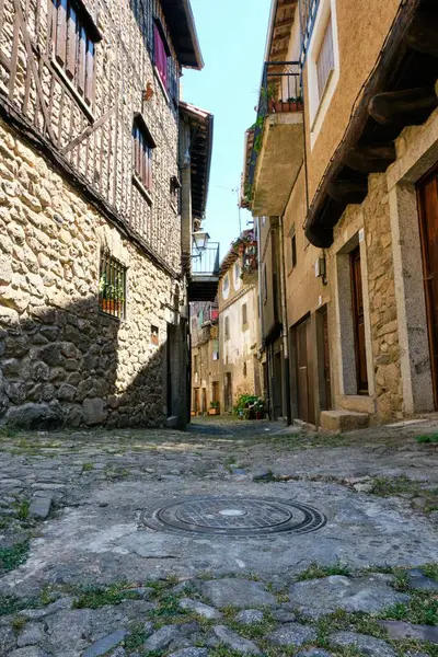西班牙小镇阿尔韦卡的一条狭窄的鹅卵石街道的垂直截图 — 图库照片