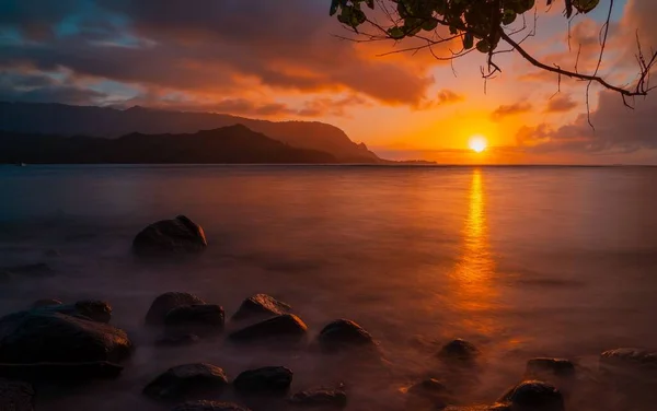 夏威夷考艾岛 夕阳西下的斜光映衬着地平线上的群山轮廓 — 图库照片