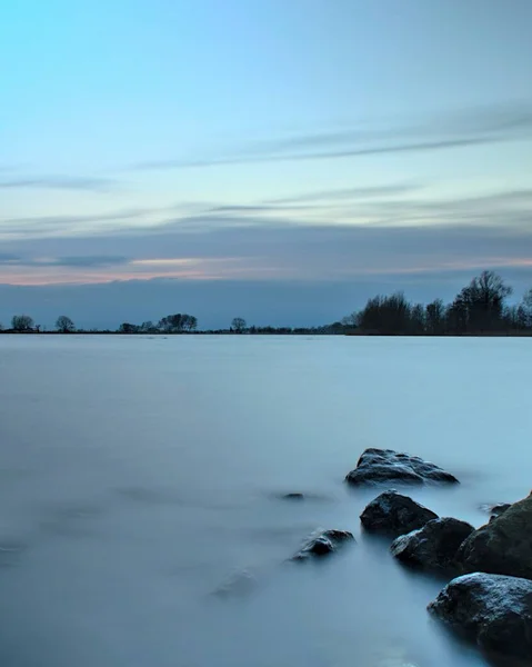 Мягкое Замерзшее Озеро Зимой — стоковое фото
