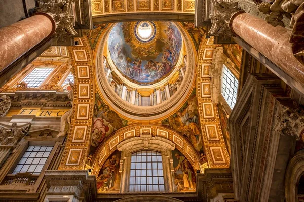 Interno Della Basilica San Pietro Con Cupola Dipinta Pilastri Marmo — Foto Stock
