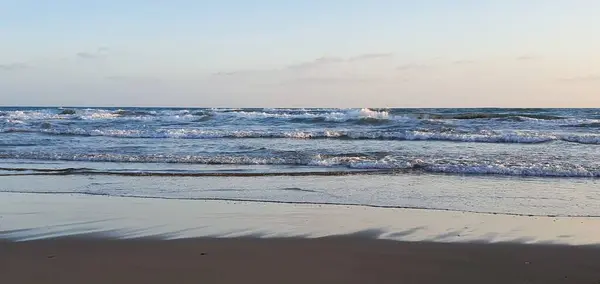 Una Vista Panorámica Puesta Sol Sobre Playa Arena Por Mar —  Fotos de Stock