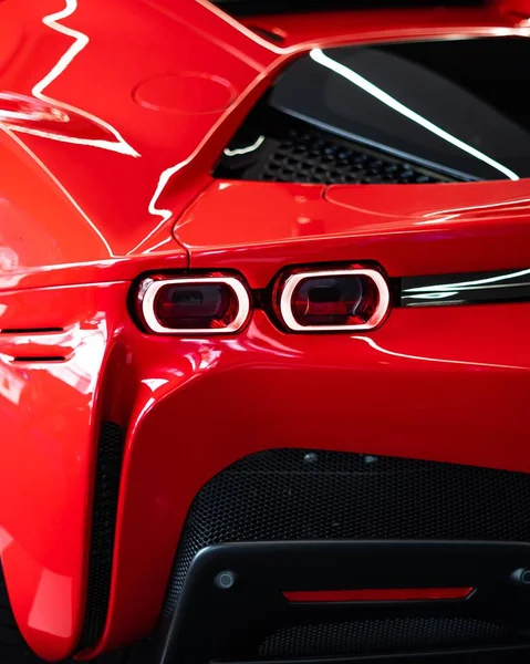 Pionowe Ujęcie Ferrari Lewe Tylne Światło Czerwony Samochód Rosso Corsa — Zdjęcie stockowe