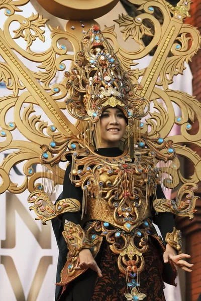 インドネシア独立記念日のファッションショー中の海軍の衣装のモデル — ストック写真