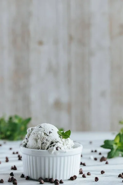 Вертикальный Снимок Ванильного Мороженого Белом Фоне — стоковое фото
