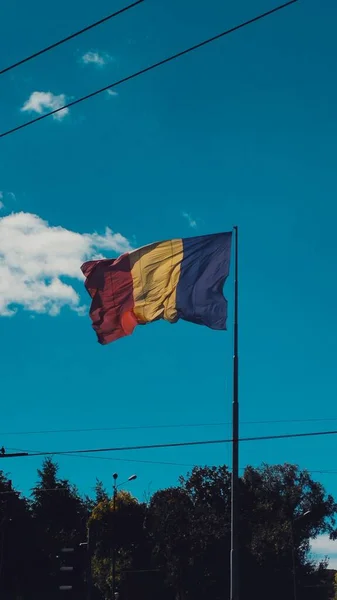 Ein Senkrechter Schuss Der Rumänischen Flagge Gegen Den Blauen Himmel — Stockfoto