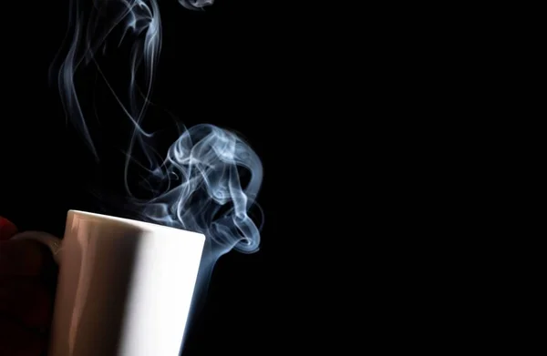 Copo Branco Com Fumaça Contra Fundo Preto — Fotografia de Stock