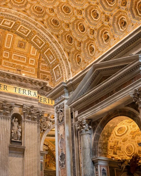 Вертикальный Снимок Интерьера Базилики Святого Петра Золотым Потолком Белыми Скульптурами — стоковое фото