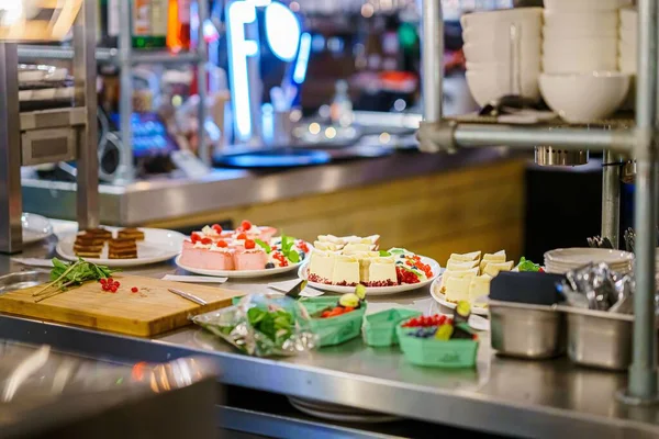 自助餐一种自助餐 装有馅饼和蛋糕的幻灯片 由厨师在餐厅为宴会准备 — 图库照片