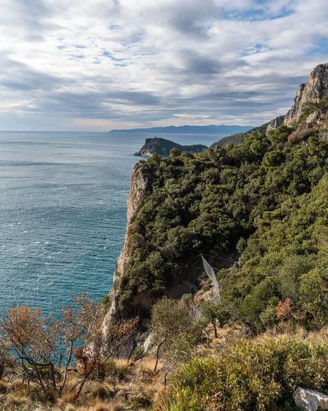 Вертикальный Снимок Скалистого Побережья Лигурии Недалеко Ноли Италия — стоковое фото
