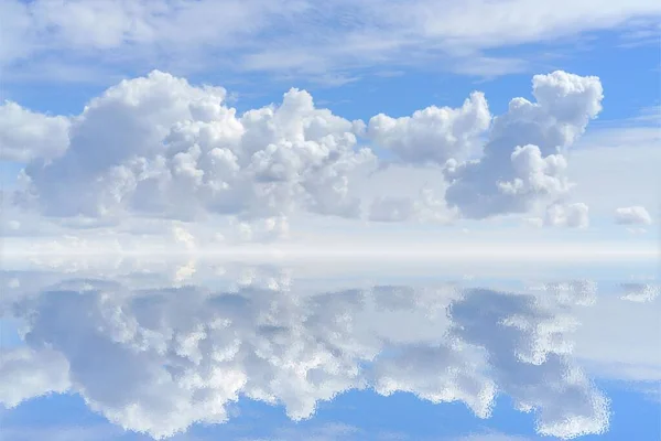 蓝色滑雪板上的白云美丽的景象 反映在透明的水面上 — 图库照片