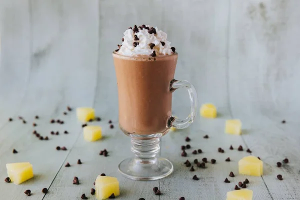 Masada Bir Bardak Sıcak Çikolataya Yakın Plan Üstünde Krema Yanında — Stok fotoğraf