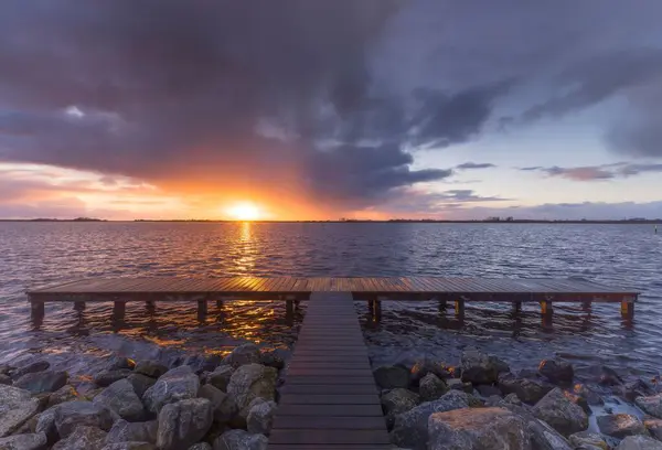 Vacker Utsikt Över Livlig Solnedgång Den Molniga Himlen Med Träbrygga — Stockfoto